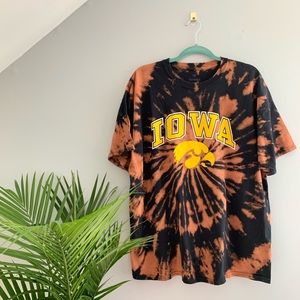 IOWA HAWKEYES Bleach Dyed Tee